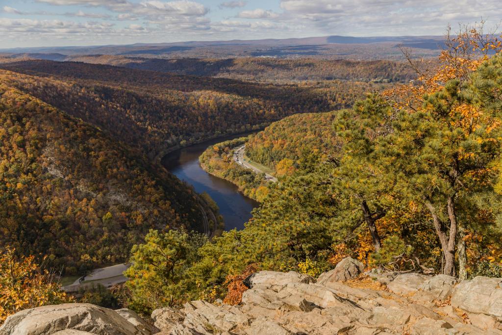 Photo by Veronika Bykovich: https://www.pexels.com/photo/delaware-water-gap-at-mount-tammany-in-fall-17810032/