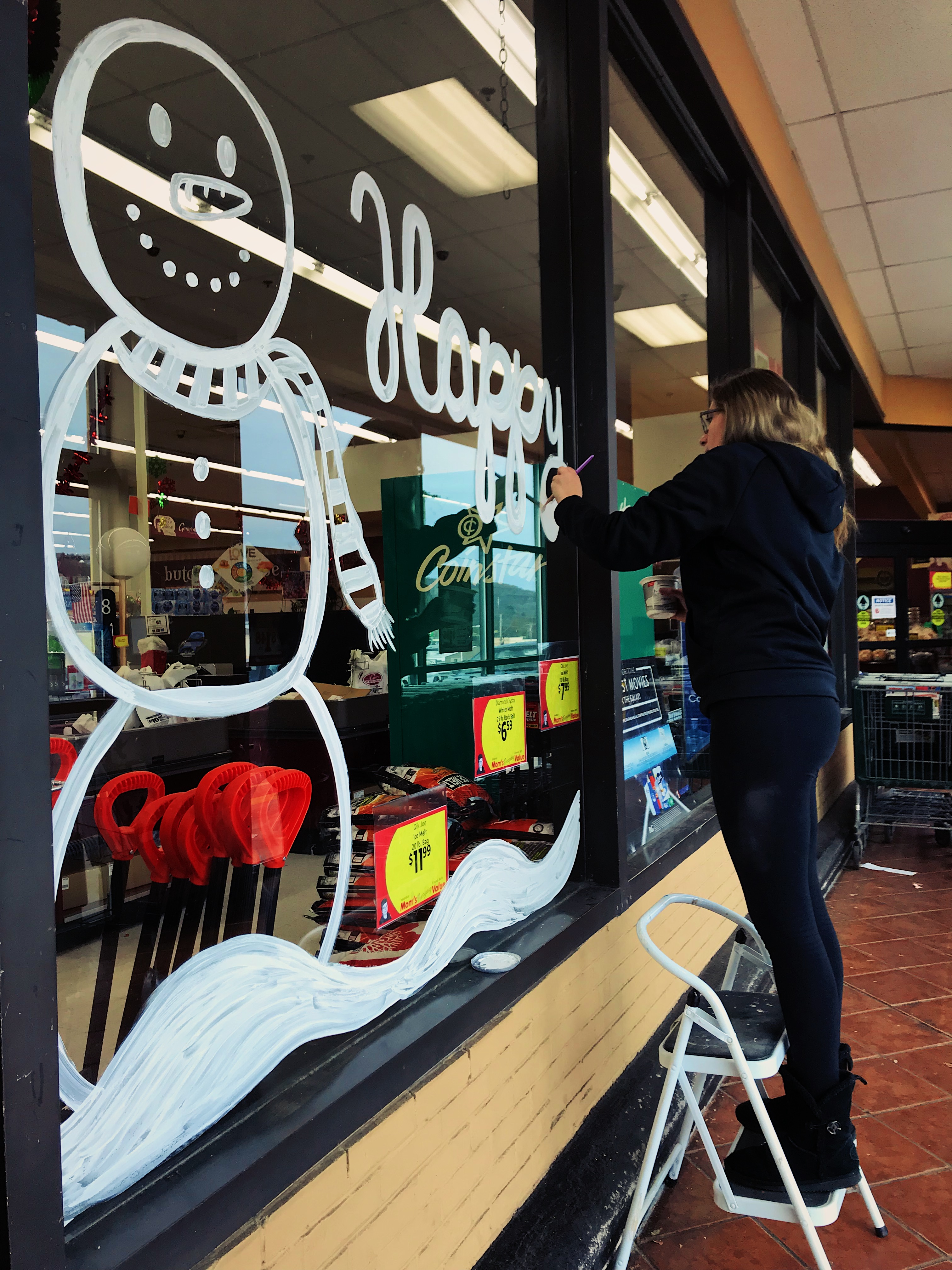 girl working on handlettering